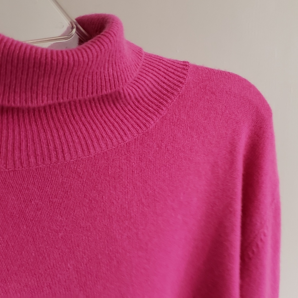 Gorgeous Like-new Pink Cashmere Turtleneck Sweater